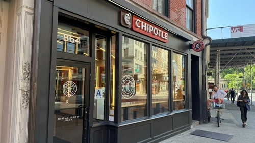 New,York,,Ny,-,May,21,,2024:,Chipotle,Mexican,Food Exterior view of a Chipotle restaurant with large windows